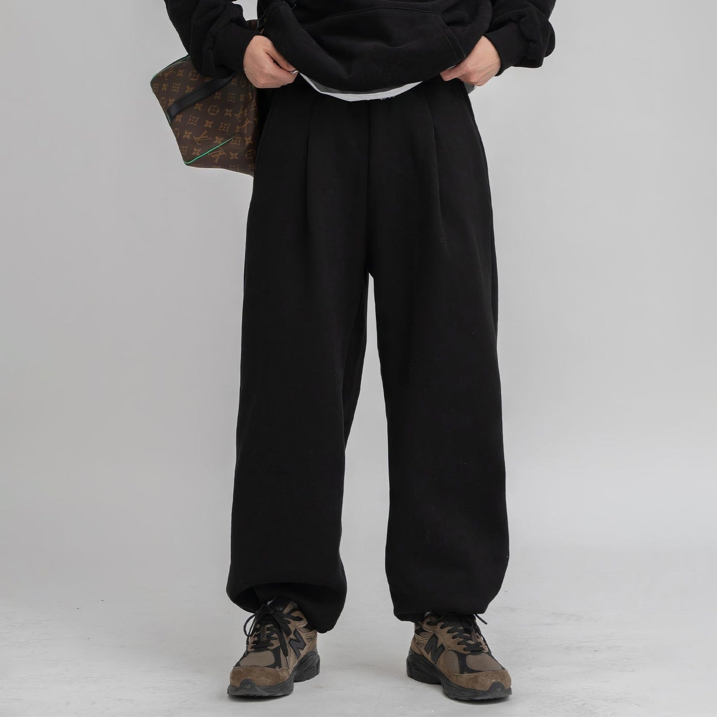 PULLOVER HOODIE & PLEATED SWEATPANTS