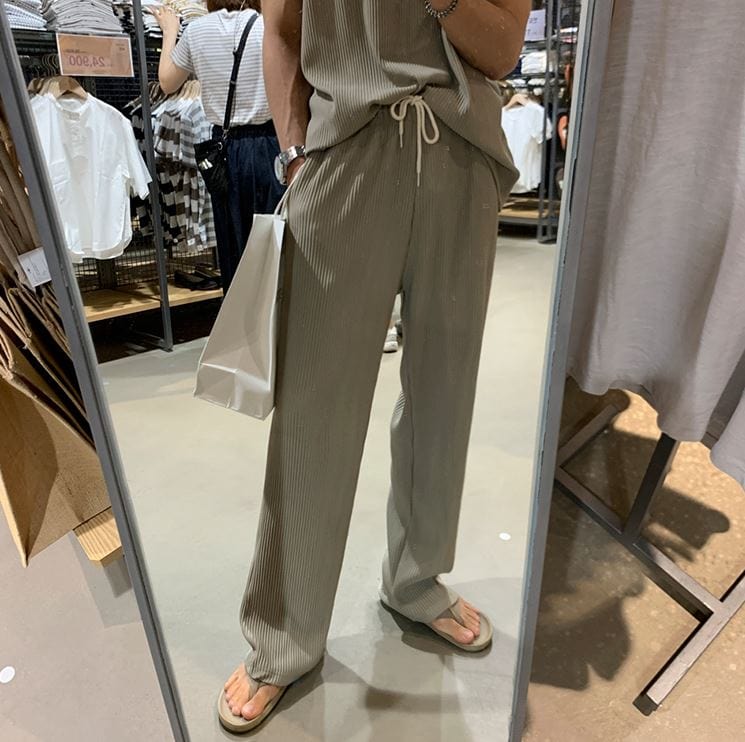 PLEATED SLEEVELESS SHIRT & WIDE DRAWSTRING PANTS