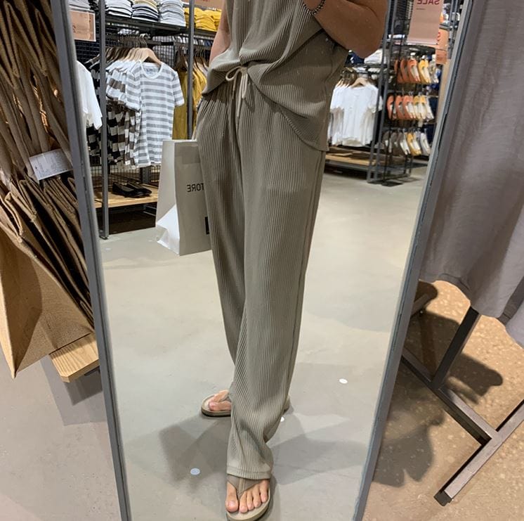 PLEATED SLEEVELESS SHIRT & WIDE DRAWSTRING PANTS