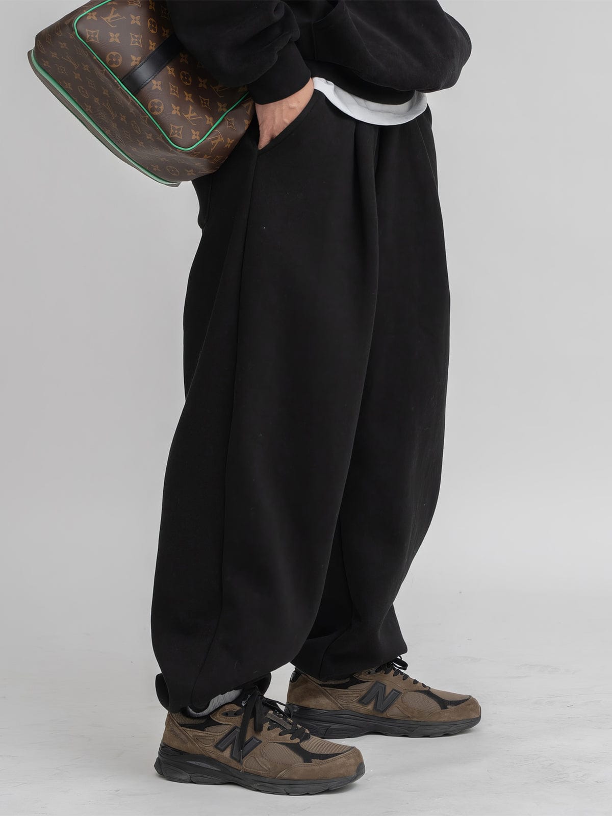 PULLOVER HOODIE & PLEATED SWEATPANTS