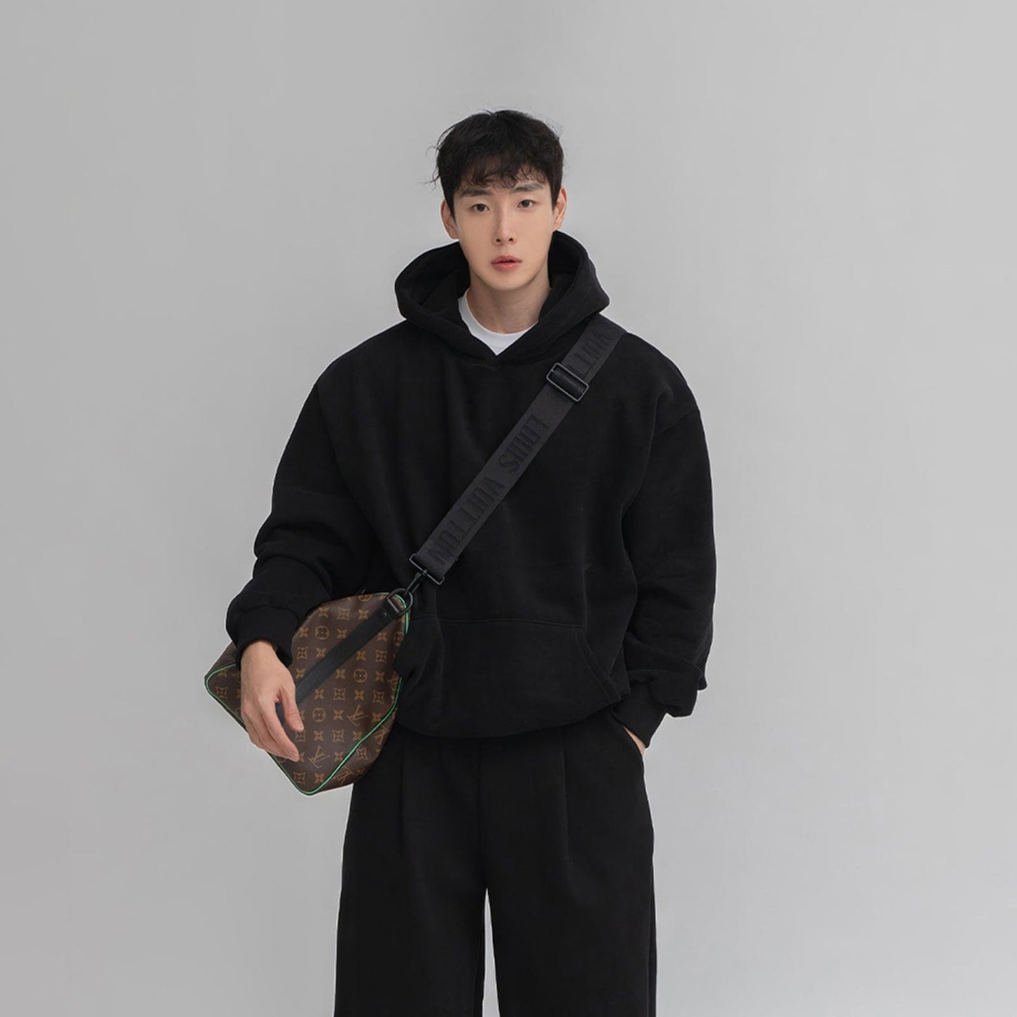 PULLOVER HOODIE & PLEATED SWEATPANTS