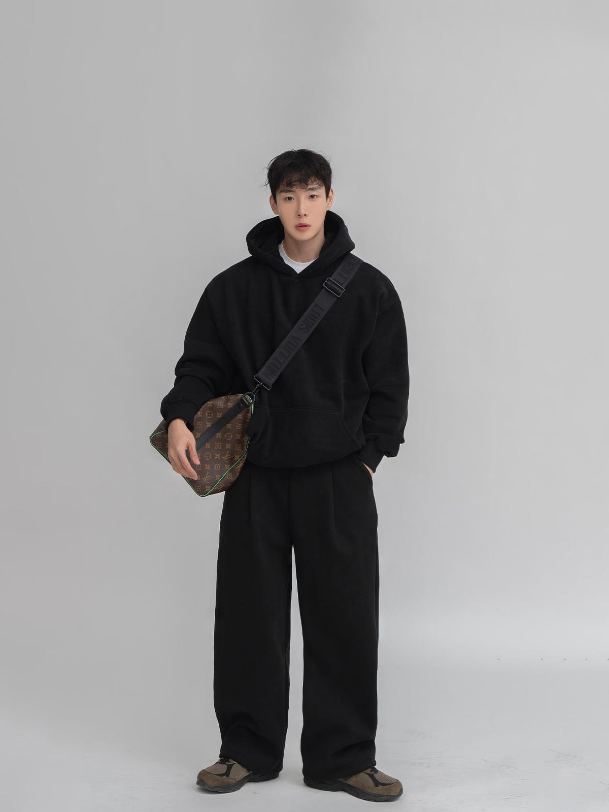 PULLOVER HOODIE & PLEATED SWEATPANTS